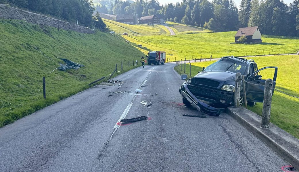 Mit Auto über Böschung von einer Strasse auf die andere überschlagen