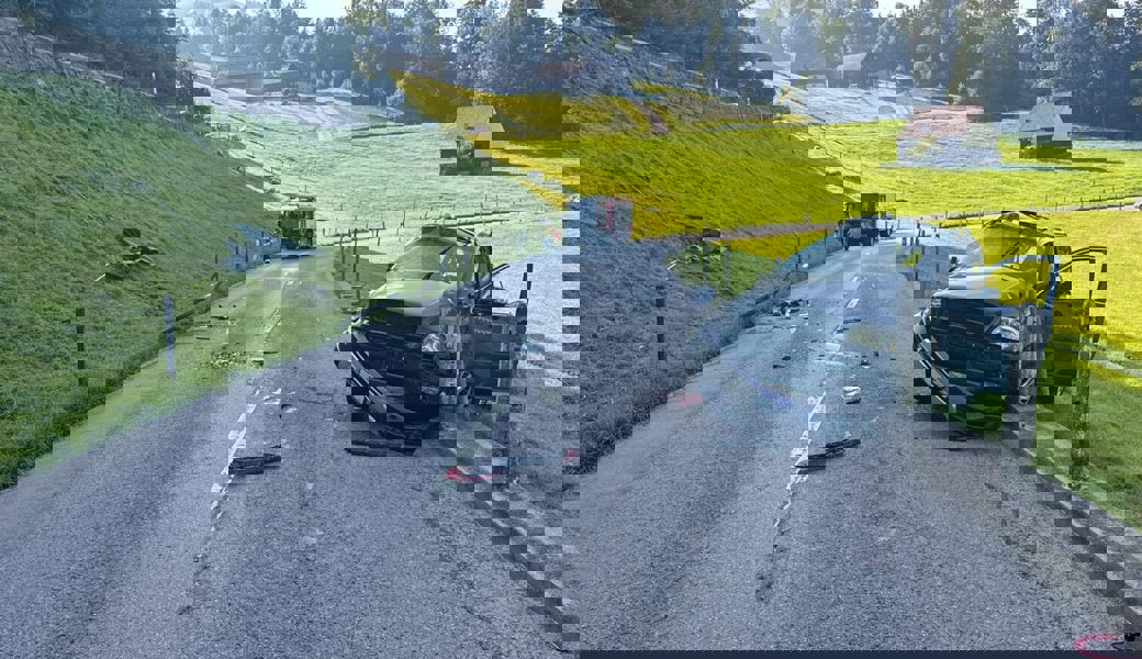 Das Auto kam von der Strasse links oben im Bild ab und überschlug sich die Böschung hinab auf die darunter liegende Strasse.