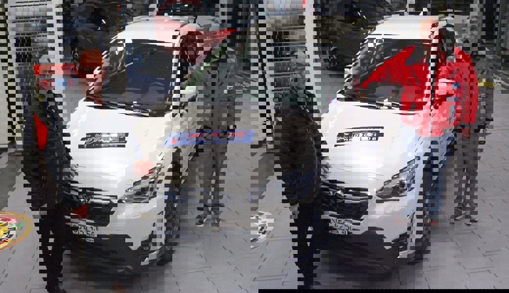  Rossano Spagnuolo (rechts) übernimmt das Nez-Rouge-Auto von Thomas Schwendener, Betriebsleiter der Riet-Garage Sevelen. 