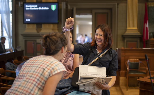 Gehörlose bekommen Videos in Gebärdensprache: Schulthess zieht ihre Motion zurück