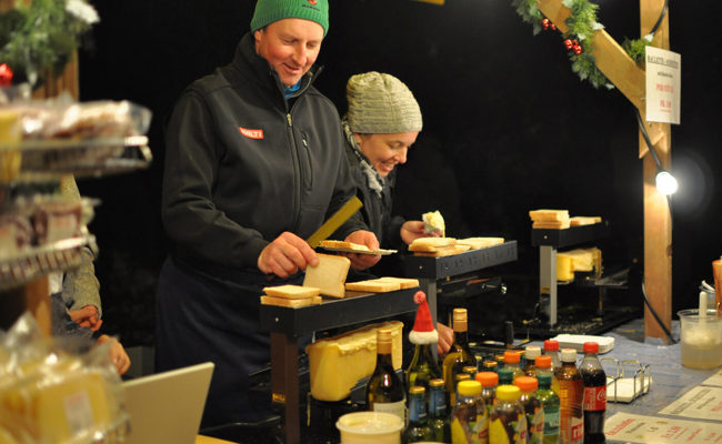 20. Weihnachtsmarkt: Allerlei Köstlichkeiten und eine wahre Lichterpracht