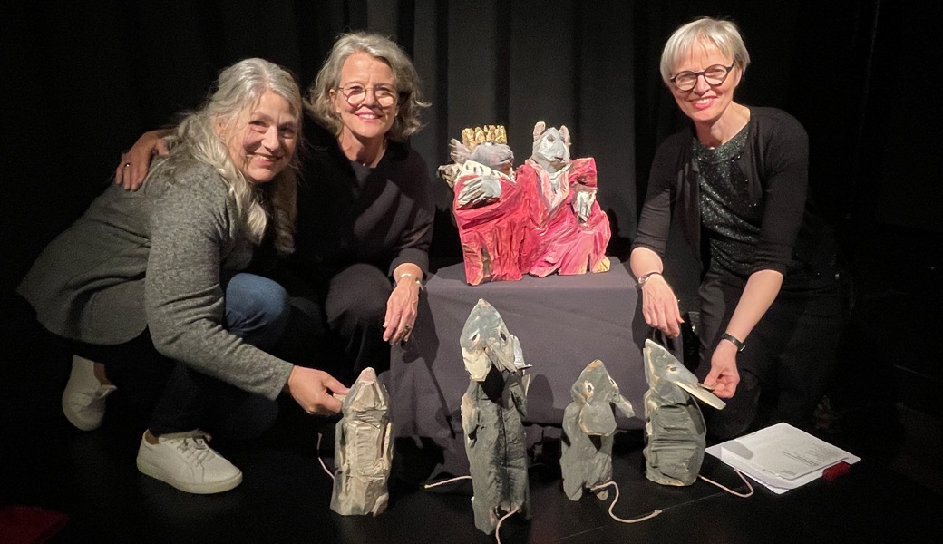 Die Theaterleiterinnen Annamarie Engler (links) und Claudia Novotny (rechts) überreichten Kathrin Schertler Secli hölzerne Mäusefiguren.