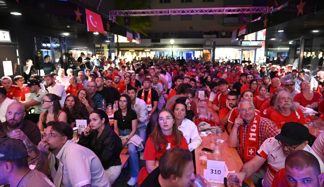 Bei einigen Partien legten viele Fans eine Nachtschicht ein, wie hier beim Viertelfinalspiel Schweiz gegen Argentinien um 3 Uhr morgens.