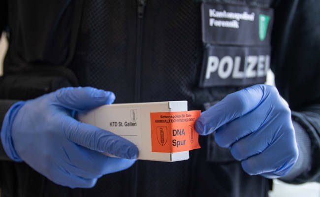 Unbekannte brachen in Geschäft beim Bahnhof ein