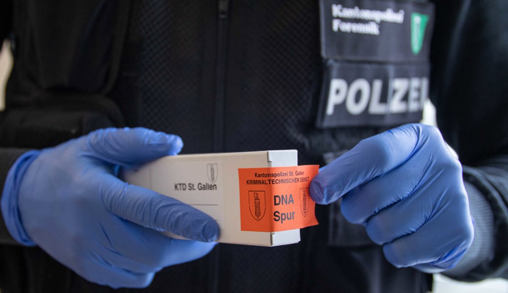 Die Täterschaft gelangte durch eine Schiebetür ins Geschäft. 