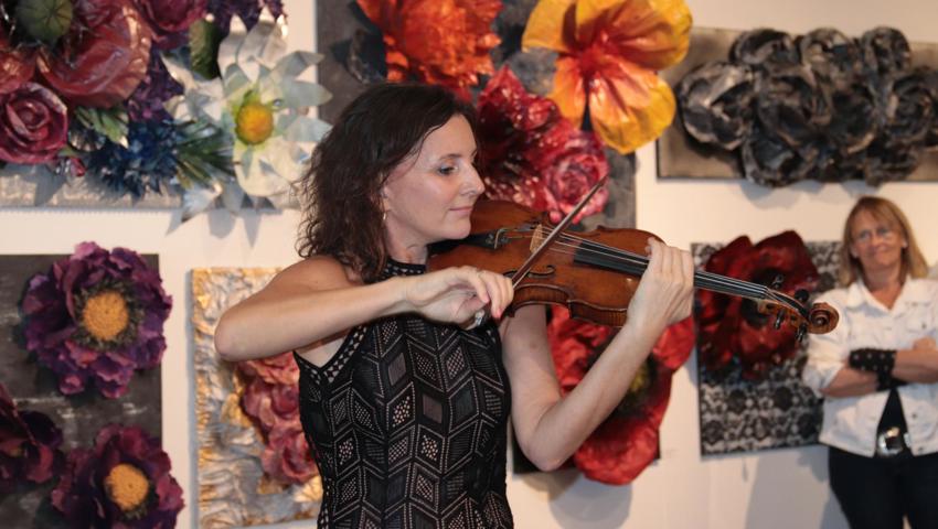 Die Violinistin Scarlette Stocker begleitete die Vernissage musikalisch.