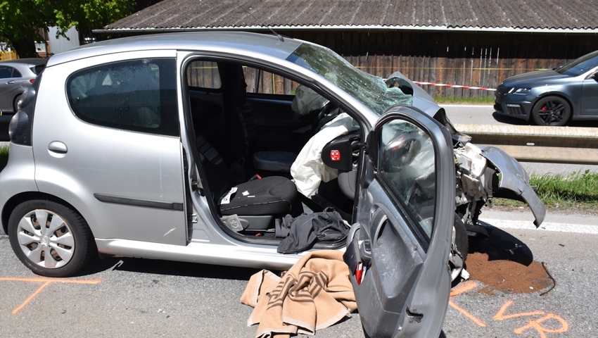 An diesem Fahrzeug entstand grosser Schaden, es wurde abtransportiert.