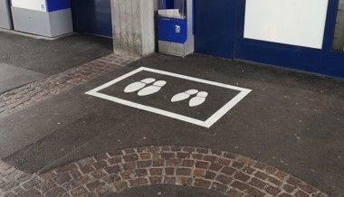 Das steckt hinter den Fussabdrücken am Buchser Bahnhof