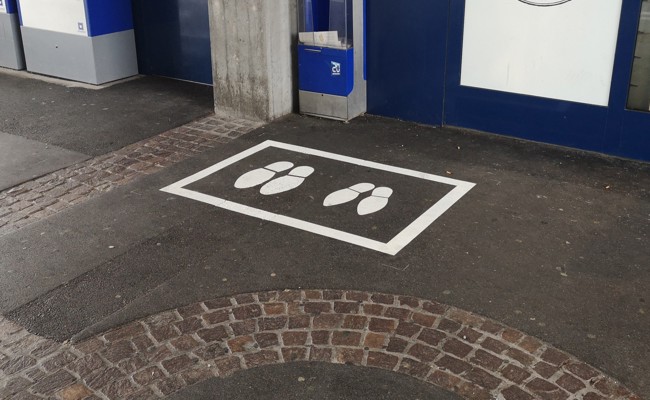 Das steckt hinter den Fussabdrücken am Buchser Bahnhof