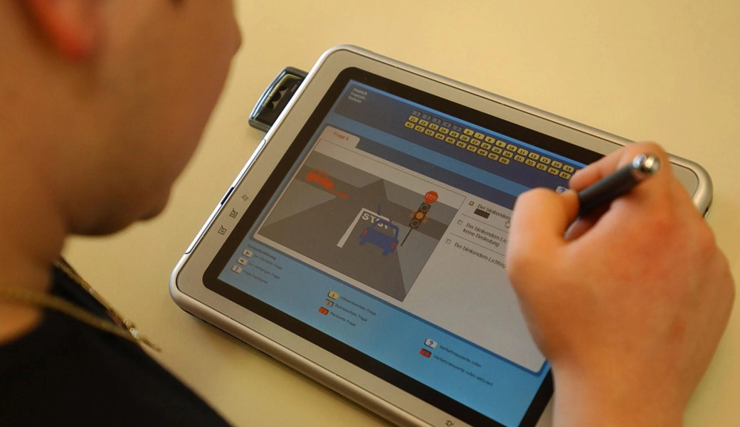 Autoprüfung mit Spick oder Knopf im Ohr: So wird bei Theorieprüfungen beschissen