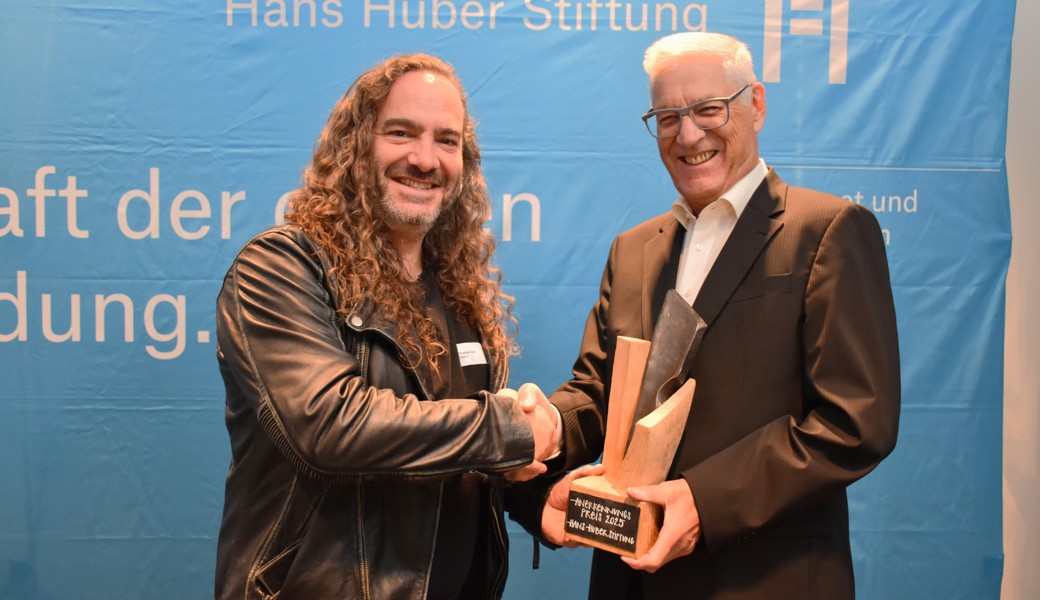 Thomas Graf nimmt von Stiftungspräsident Christian Fiechter den Anerkennungspreis der Hans Huber Stiftung entgegen.