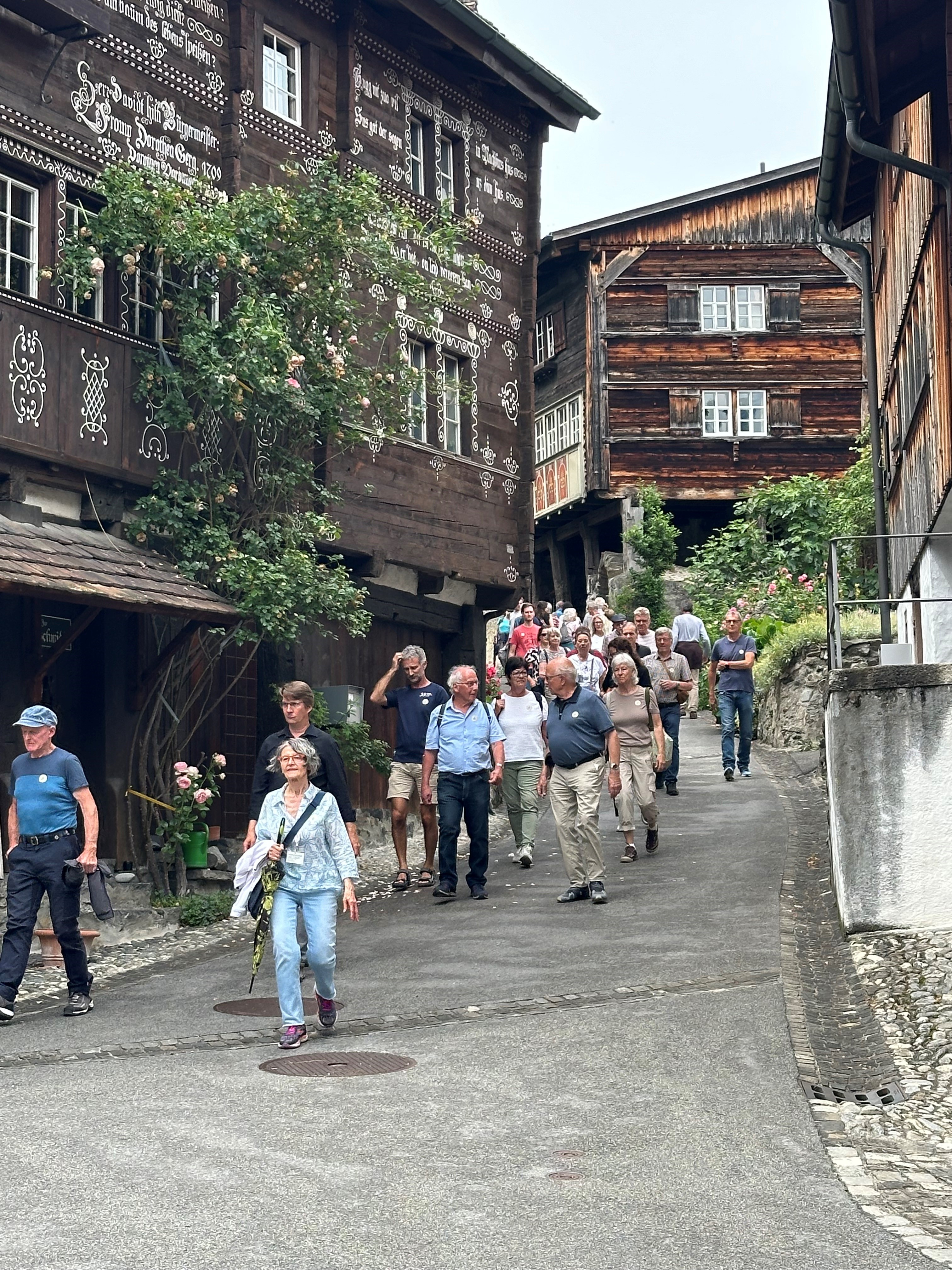 Die eine Gruppe wechselt von einem historischen Schauplatz zum anderen, 