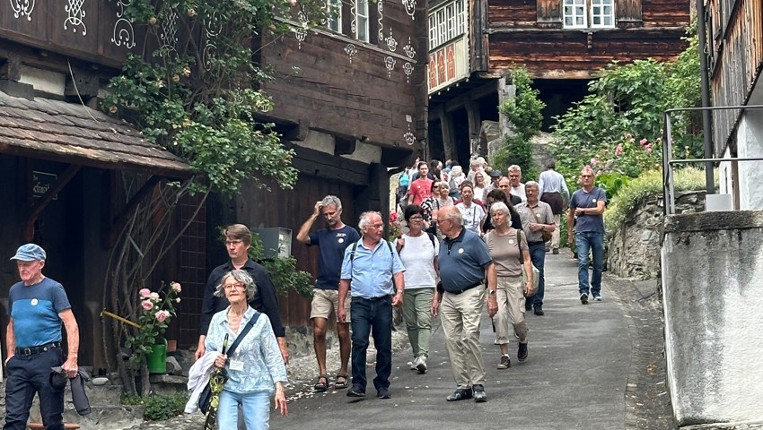Die eine Gruppe wechselt von einem historischen Schauplatz zum anderen, 