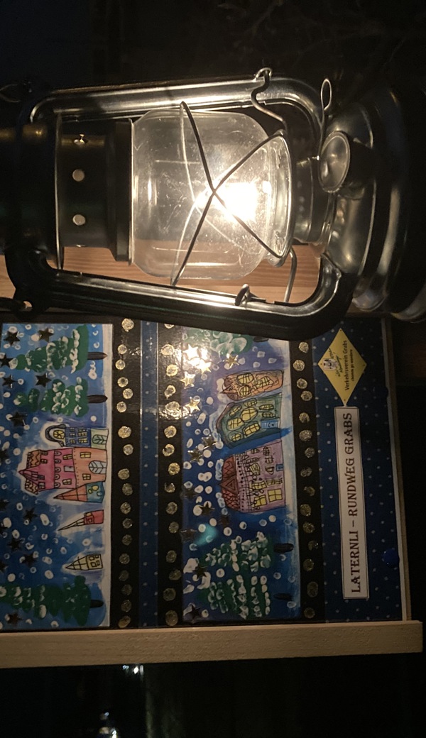 Der Laternli-Weg zeigt Zeichnungen von Schulkindern. Eine Aufnahme von 2022.