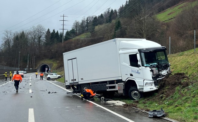 Frontalkollision vor Tunnel fordert Todesopfer