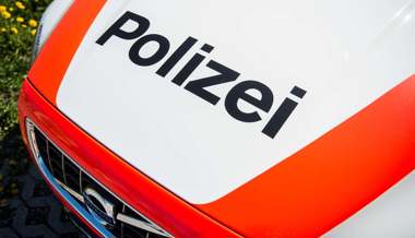 Mann bedroht Bankangestellte in Rüthi und flieht mit Bargeld - Die Polizei sucht Zeugen