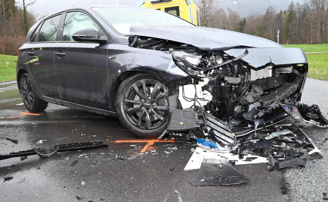 Beim Abbiegen kam es zur Kollision zweier Autos