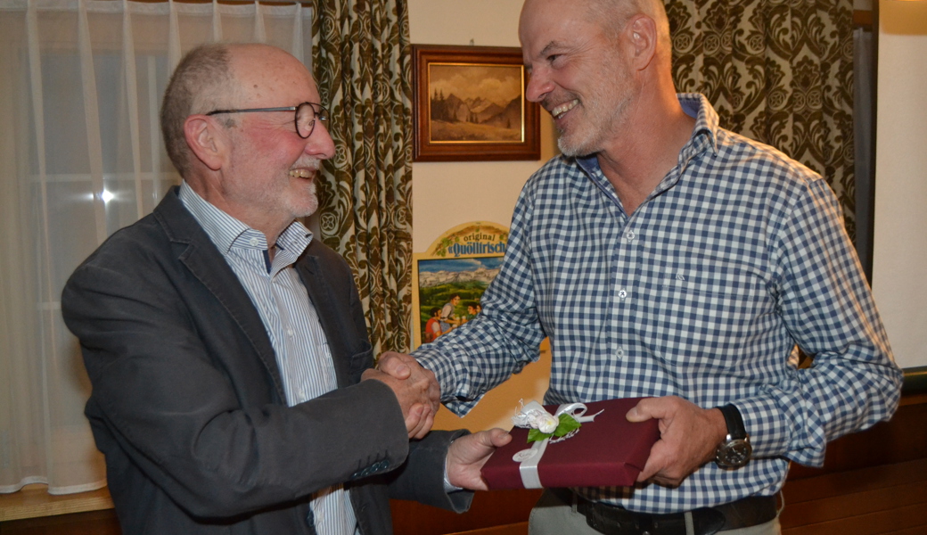 Genossenschaftspräsident Ruedi Giezendanner (links) bedankt sich bei Urs Büchler.