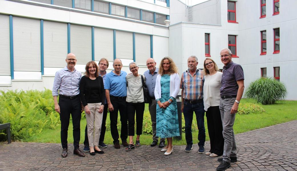 Mitglieder der Schulleitung des BZBS zusammen mit langjährigen Mitarbeitenden, die in Pension gehen (von links): Daniel Miescher, Patrizia Hauser, Yves Bolis, Peter Breu, Anita Fehr, Peter Keller, Elena Weiler, Bruno Zünd, Beatrice Hefti, Cornel Berger. 