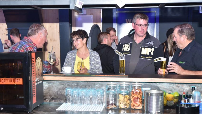  Die Gewerblerinnen und Gewerbler genossen den informativen Abend in der Sky Bar in Buchs.