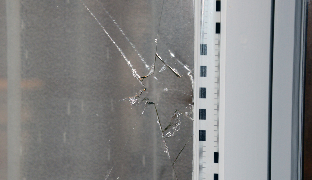 Die Täterschaft schlug eine Scheibe ein.
