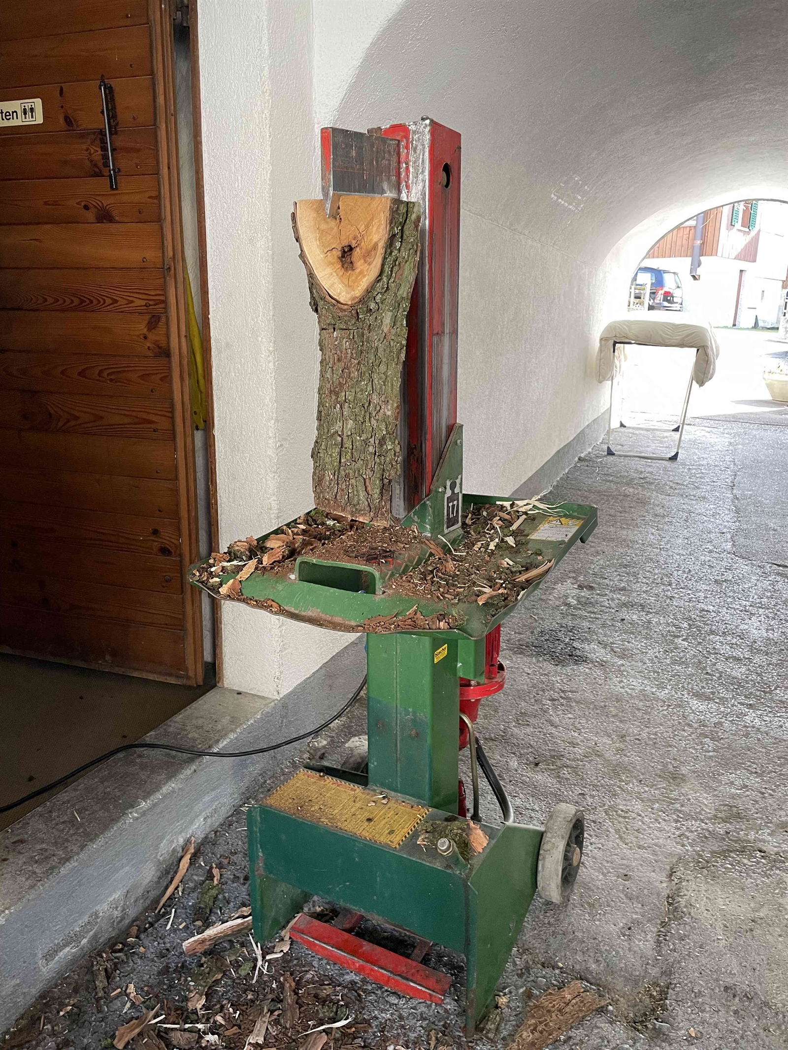 An der Keilspaltmaschine die Hand verletzt