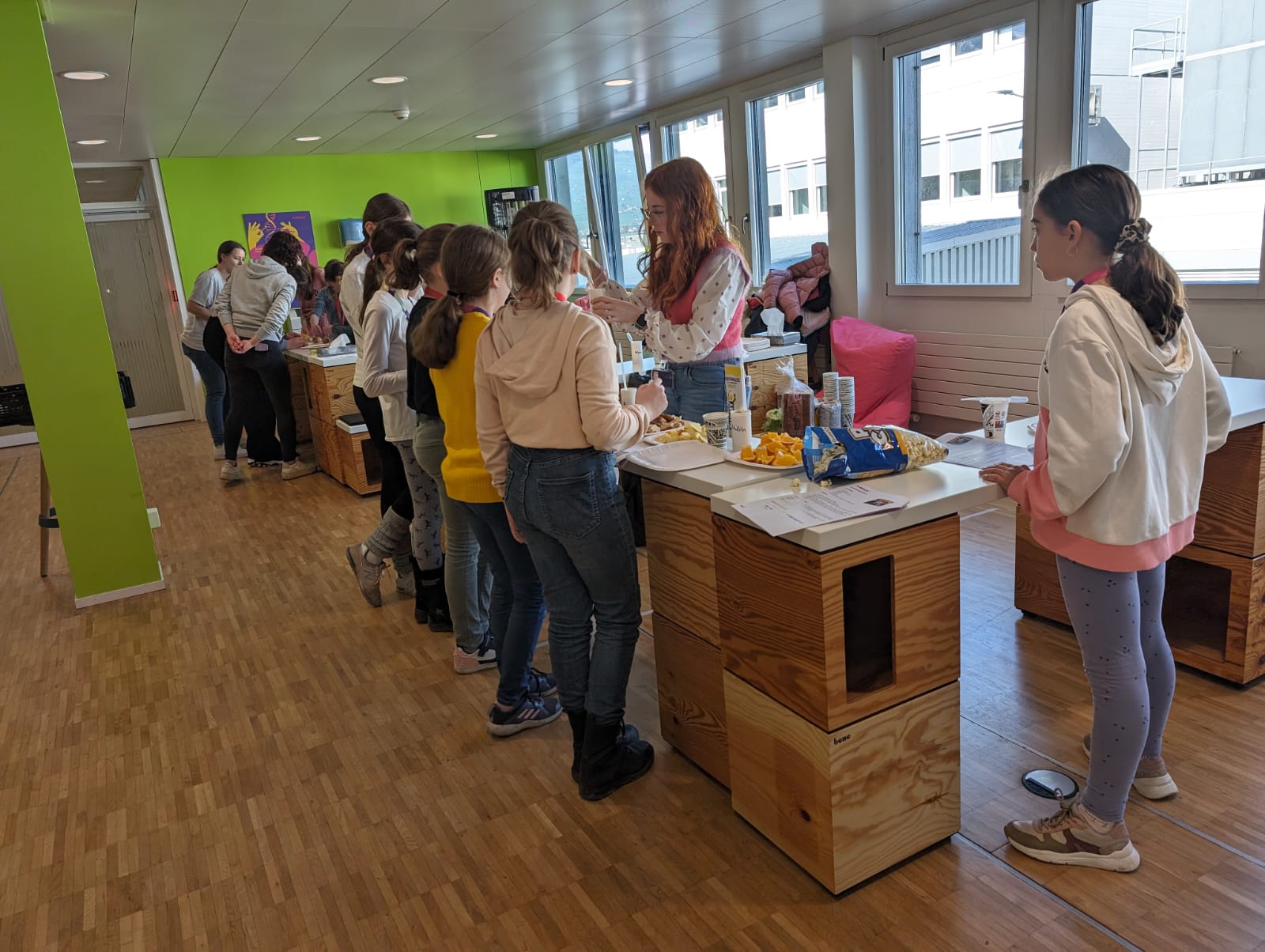 Interessante Einblicke in eine vielseitige Arbeitswelt: Experiment in einem Labor der Firma Merck.