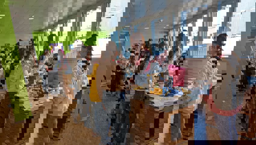 Interessante Einblicke in eine vielseitige Arbeitswelt: Experiment in einem Labor der Firma Merck.