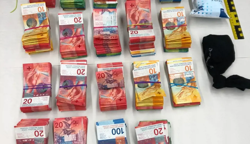 Im August 2022 hob die Luzerner Polizei einen albanischen Clan aus. Über ein Reisebüro wusch und transferierte die Bande mutmasslich Drogengeld. Dabei setzte sie das Hawala-System ein.