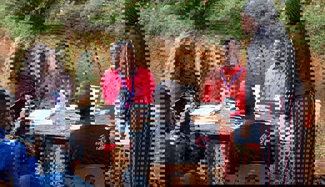  Die Studierenden bei einer Übung in Kleingruppen. 