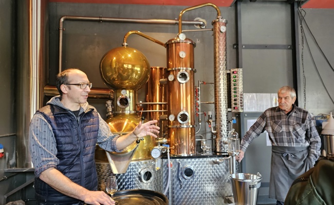 Strukturwandel: Weil die Milch alleine nicht rentierte, gibt es jetzt auch Hochprozentiges vom Bauernhof