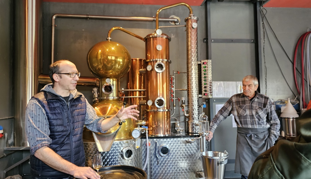 Markus Gabathuler (links) und Mathias «This» Dürr vor der Destillieranlage des Büelsteihofs.