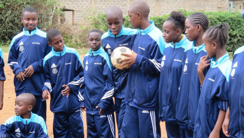 Procap-Fussballer schenkten ihre Trainingsanzüge.
