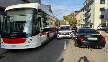 Drei Verletzte nach Kollision zwischen Autos und Bus