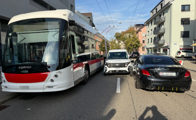 Drei Verletzte nach Kollision zwischen Autos und Bus