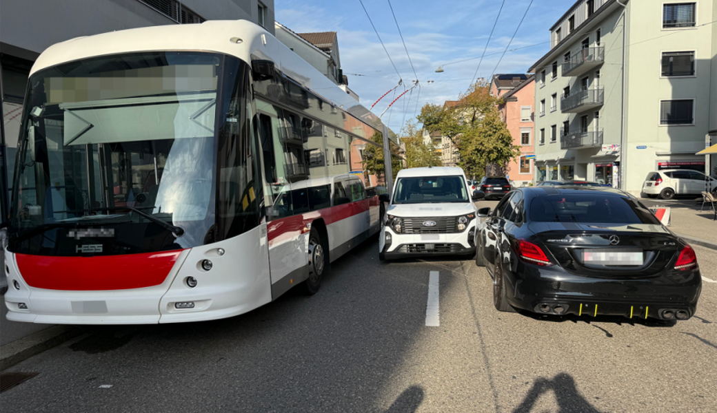 Drei Verletzte nach Kollision zwischen Autos und Bus