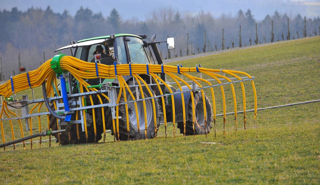 Die Bauern güllen jetzt wieder – meist mithilfe eines Schleppschlauchverteilers.