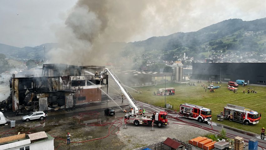  Trotz Grossaufgebot im Industriequartier Rebstein gab es nichts mehr zu retten. 