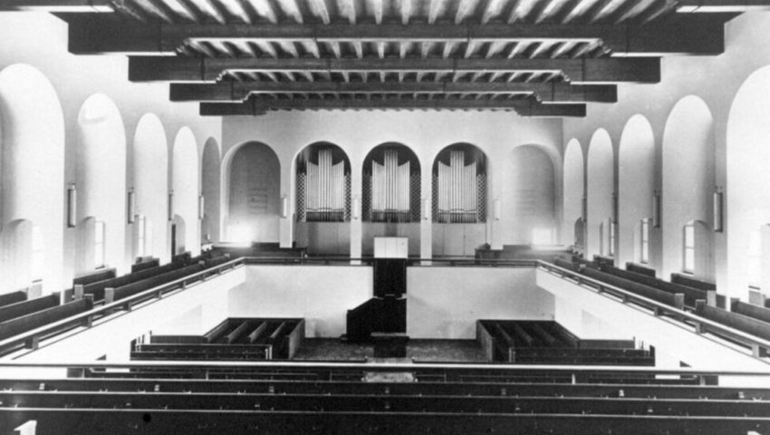 Innenansicht der neuen Kirche mit Kanzel und Orgel. Innenansicht der neuen Kirche mit Kanzel und Orgel.