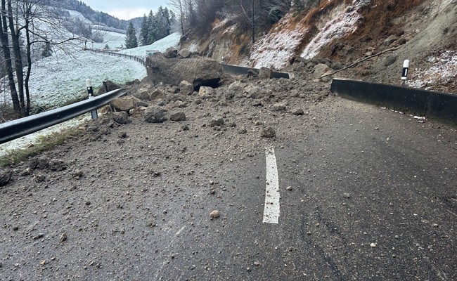 Kantonsstrasse nach Felssturz gesperrt