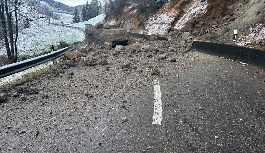 Kantonsstrasse nach Felssturz gesperrt