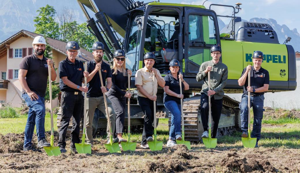 Nahmen den Spatenstich vor, von links: Samuel Ögmen (Bauleiter), Hanspeter Gantenbein, Lukas Gantenbein, Barbara Gantenbein, Niklaus Lippuner (Gemeindepräsident), Monika Keckeis, Jan Schmid (Architekt), Andi Gantenbein.