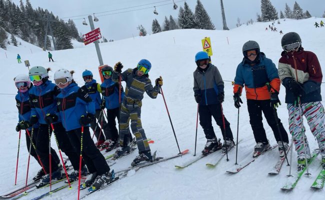 Skifahren, Schlitteln und Schneeschuhwandern: Oberstufe vergnügte sich im Schnee