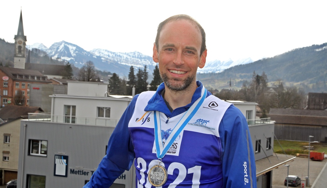 Am Tag nach dem Triumph präsentierte Fadri Steiner die speziell gestaltete Goldmedaille.