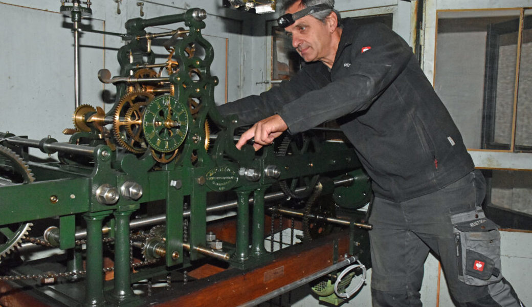  Bei Martin Meister, Servicetechniker der Rüetschi AG, war die Kirchenuhr in fachmännischen Händen. 