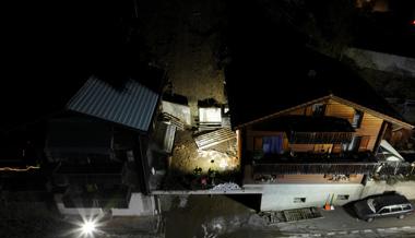 Erdrutsch verschüttet Haus – Feuerwehr rettet Bewohner