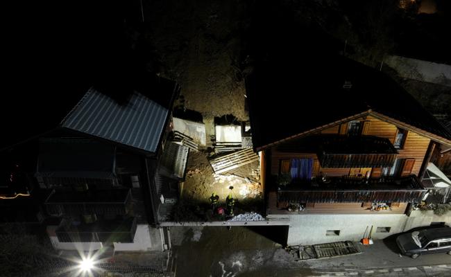 Erdrutsch verschüttet Haus – Feuerwehr rettet Bewohner
