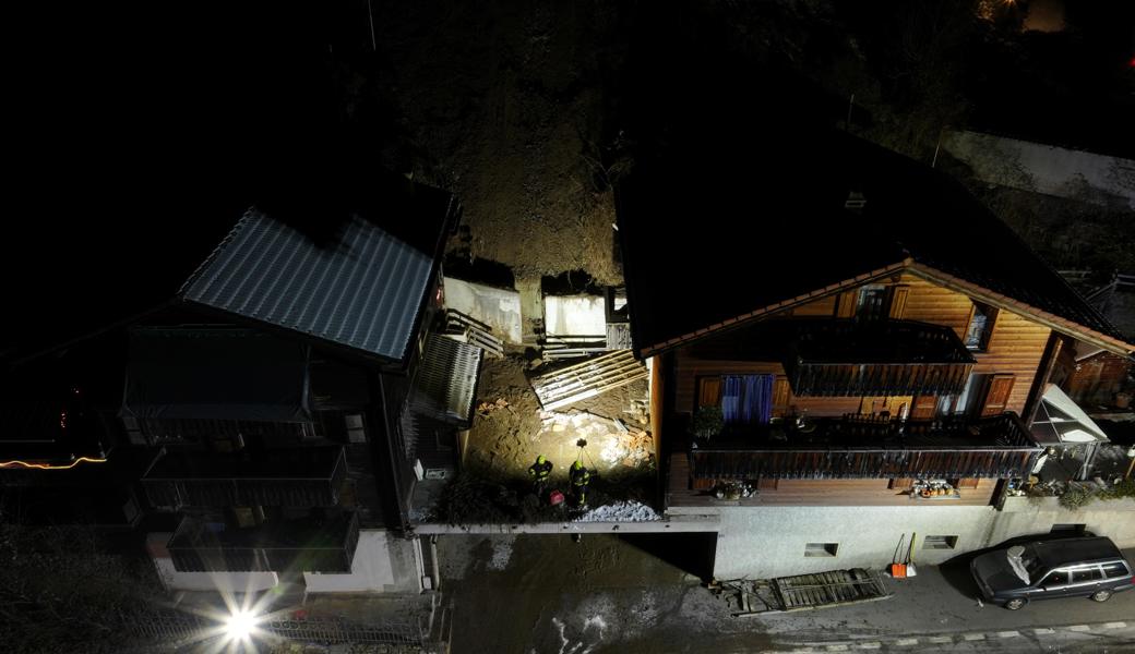 Erdrutsch verschüttet Haus – Feuerwehr rettet Bewohner