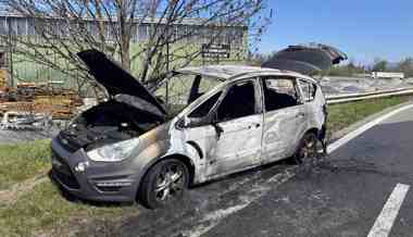 Auto brannte komplett aus