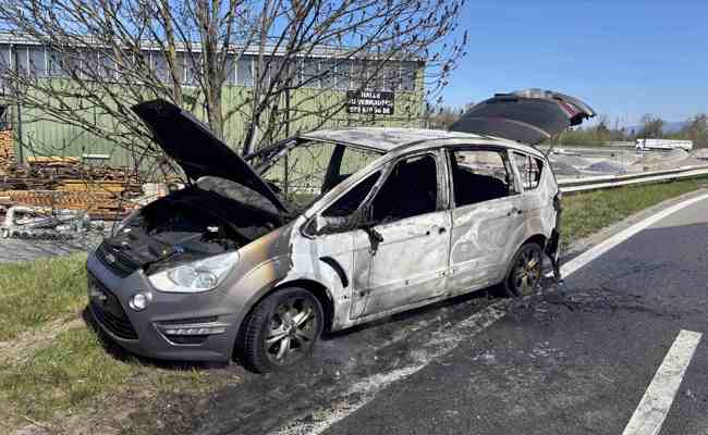Auto brannte komplett aus